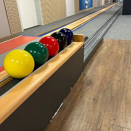 Kegelbahn mit bunten Bällen