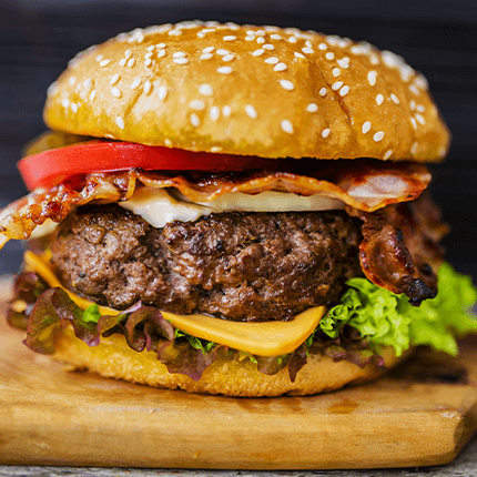 American Hamburger auf Holzbrett