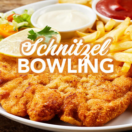 Teller mit Schnitzel Pommes und Beilagen für Schnitzel Bowling Event.